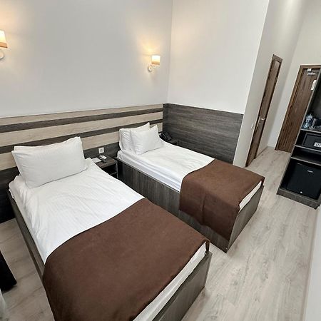 Hotel Infinity Plaza Block 1 Atyraū Exterior foto