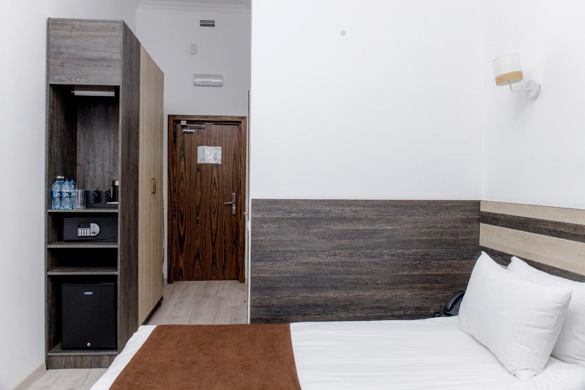 Hotel Infinity Plaza Block 1 Atyraū Exterior foto